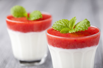 Strawberry and yoghurt dessert