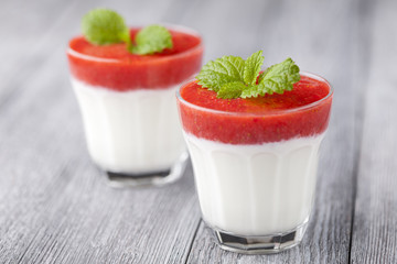 Strawberry and yoghurt dessert