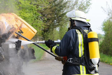 Feuerwehrmann hält Wasserschlauch