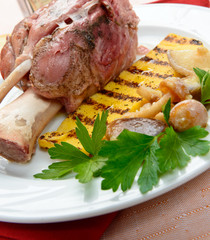 Stinco di maiale con polenta e funghi, close-up