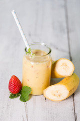 Bananensmoothie mit Erdbeeren