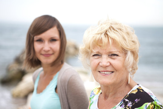 Nonna e nipote che sorridono