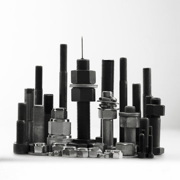 Tornillos aislados en fondo  blanco