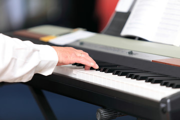 Pianista gra na pianinie.