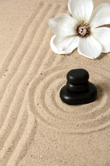 Fototapety  Ogród Zen z grabionym piaskiem i okrągłymi kamieniami z bliska