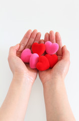 女性の手の上のハート