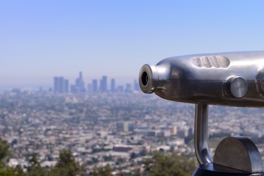 telescopio panor&aacute;mico en Hollywood con Los Angeles de fondo