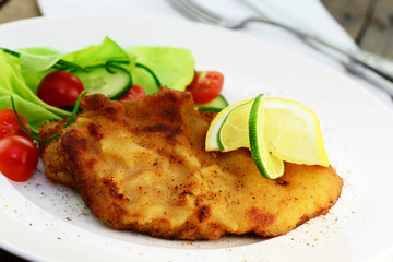 Schnitzel mit Salat