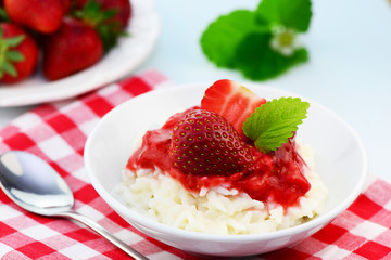 Milchreis mit Erdbeeren