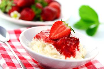 Milchreis mit Erdbeeren
