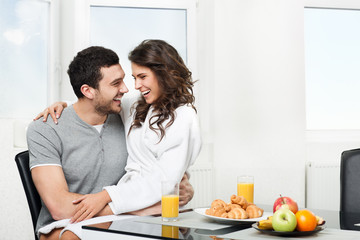 Obraz na płótnie Canvas beautiful couple having breakfast