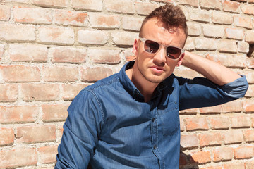 Obraz premium casual man poses by wall