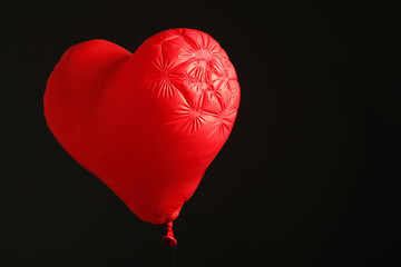 Herzförmiger Ludtballon mit wenig Luft.