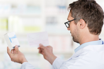 Fototapeta premium apotheker vergleicht rezept und medikament