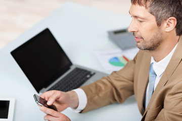 geschäftsmann mit laptop und handy