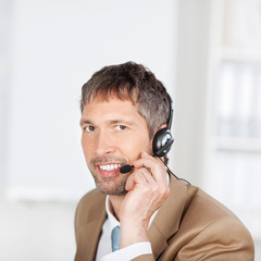 lächelnder geschäftsmann mit headset