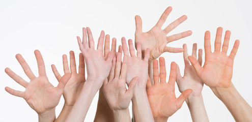 viele Hände winken zusammen