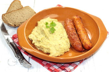 purée de pois cassés et saucisses