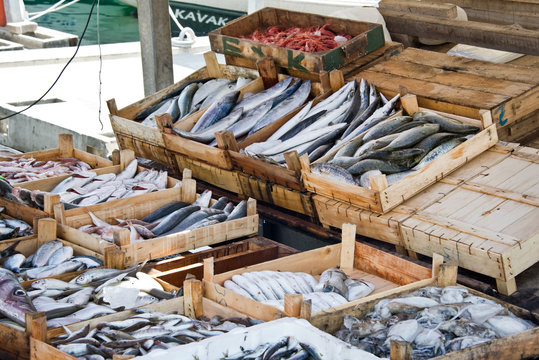 Vente de poisson frais au march&eacute; dans des cageots en bois, p&ecirc;che du jour sur le port - Bodrum, Turquie