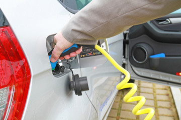 Fototapeta premium Laden eines Elektroautos_2