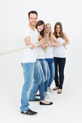 Fototapeta premium Tauziehen in der Gruppe