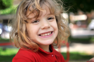 Bambina sorridente che gioca al parco