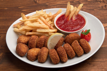 Crocchette di pollo e patatine fritte