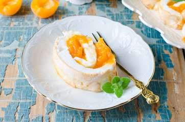 Roll with apricots
