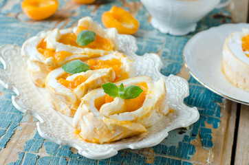 Roll with apricots