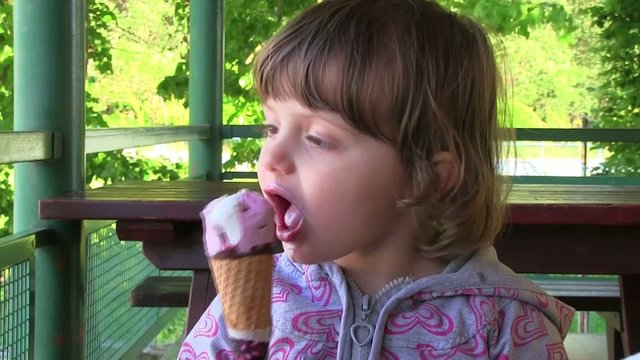 bambina mangia il gelato