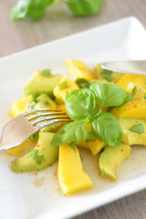 Salat aus Avocado und Mango