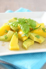 Mango-und Avocadospalten mit Basilikumdressing