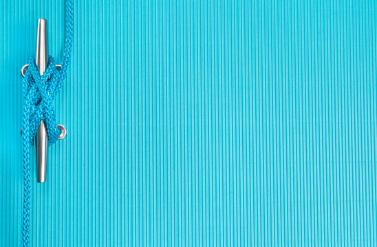 Hintergrund in T&uuml;rkis mit Tauwerk auf einer Klampe