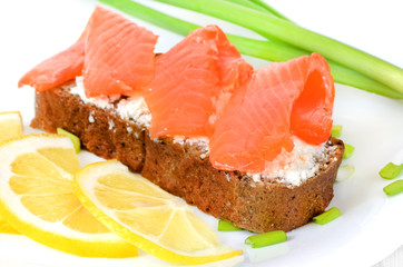 Sandwich with salmon and lemon slices