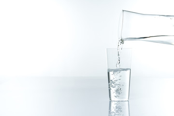 コップに水を注ぐ