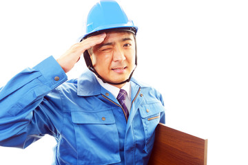 疲れた表情の作業員