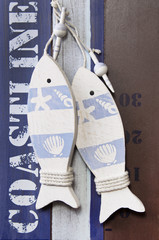 Maritime Dekoration in Blau mit Holz und einem Paar Fische