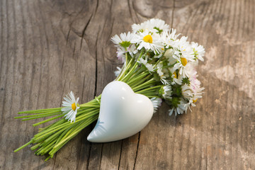 Kleiner Blumenstrau&szlig; aus G&auml;nsebl&uuml;mchen