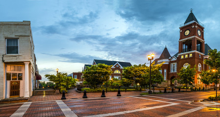 Naklejka premium Panoramic view of town square in Dallas, Georgia, after sunset