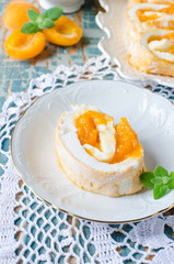 Roll with apricots