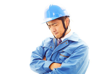 疲れた表情の作業員