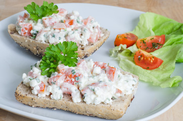 Bread with tomato and cottage cheese