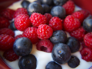 Blau- und Himbeeren auf Joghurt