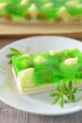 Kuchen mit grüner Götterspeise und Stachelbeeren
