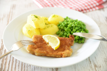 Seitanschnitzel mit Kartoffeln und Erbsen