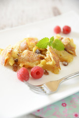 Schmarren mit Rosinen und Himbeeren