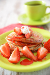 Hefepfannkuchen mit Erdbeersauce und frischen Erdbeeren