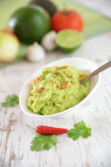 Dip aus Avocados,Tomaten und Chili