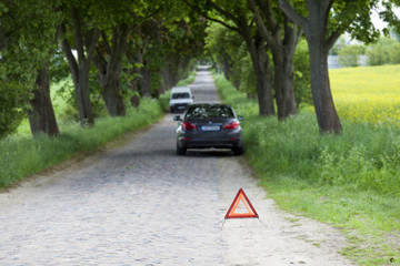 Autopanne auf der Landstaße mit Gegenverkehr