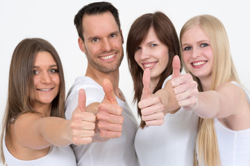Junge Menschen mit Daumen hoch